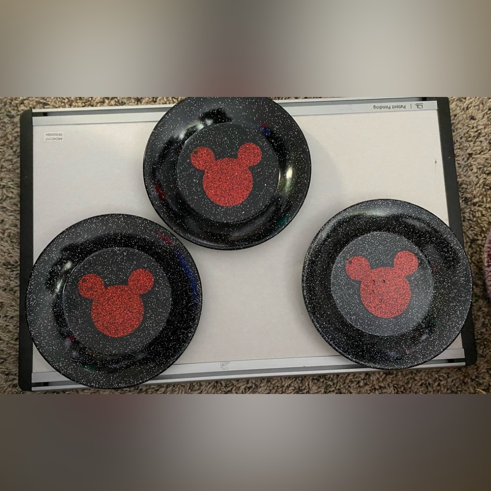 Set of 3 Mickey plates resin 6in
